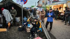 En la frontera de Ucrania y Polonia los refugiados reciben ayuda humanitaria 