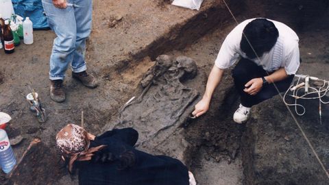 Excavación del cementerio romano de la calle Inés Pérez de Ceta, realizada hace casi treinta años. Algunos restos de aquella excavación se pueden ver en Castrelos.