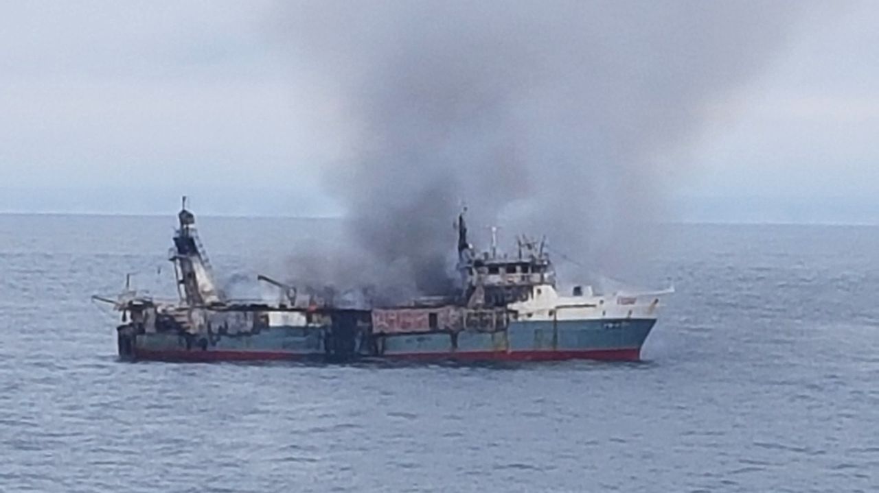 Xurxo Ayn, co arquelogo Alfredo Gonzlez Ruibal, sobre os restos dun tanque sovitico dos anos 80 durante unha expedicin cientfica en Etiopa que se levou a cabo no 2006