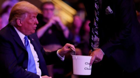 Trump deposit unl billete de veinte dlares en la cesta dominical en la iglesia evanglica de Las Vegas