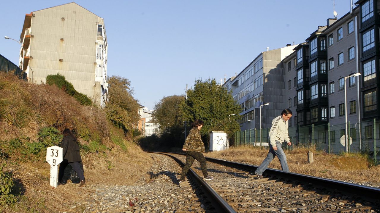 Pol�ticos sonrientes, pulpo y tazas de vino en las fiestas de la Ascensi�n de Santiago. Alejandro Dopico, Jos� Manuel Louro, Jos� V�zquez y Jos� Dopazo