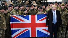 Boris Johnson, durante su visita la pasada semana a los soldados britanicos desplegados en Polonia dentro del contingente de la OTAN.