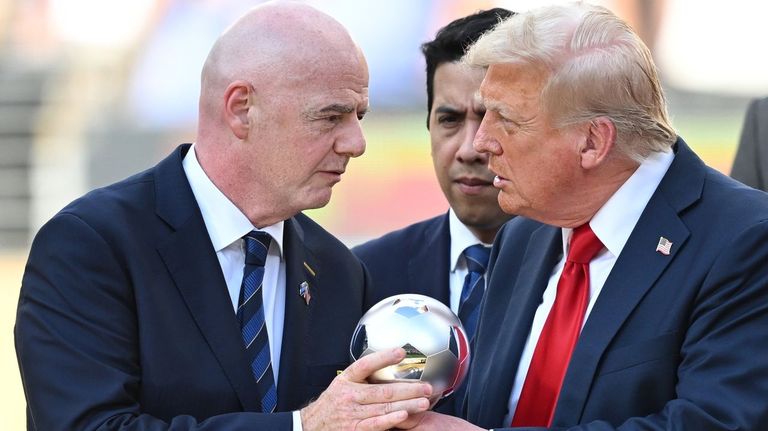 De Mussolini a Trump, la mano de la política en el fútbol es habitual