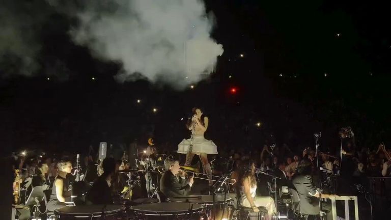 Rosalía escenifica su misa tecno de «LUX» con un gigantesco botafumeiro como guiño a su Camino de Santiago