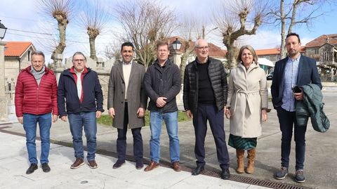 David Carrera, en el medio de la foto, junto a Jorge Canda, a su derecha, actual alcalde de A Lama