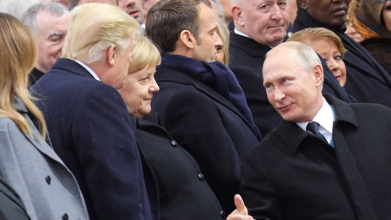 Putin charla con Angela Merkel y Donald Trump