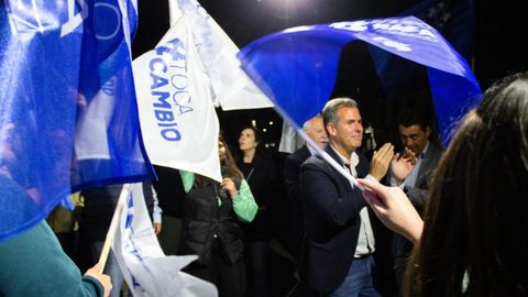 Rafa Domnguez, candidato del PP en Pontevedra, en la pegada de carteles