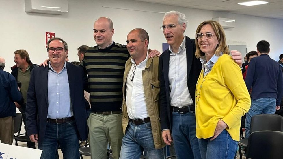 Rueda anuncia que no adelantar las elecciones.Hctor Corujo, en el medio, en un acto de esta campaa electoral en O Incio