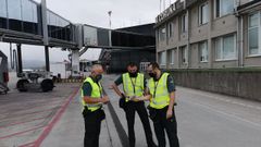 Agentes del equipo Pegaso de la Guardia Civil examinan un dron en el aeropuerto de Alvedro
