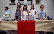 Los alumnos del instituto Cabanillas aprovecharon el fin de curso para desarrollar un mercadillo solidario.