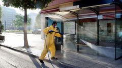  Un trabajador del servicio de limpieza del Ayuntamiento de Oviedo desinfecta una parada de autobs en el barrio de la Tenderina de Oviedo