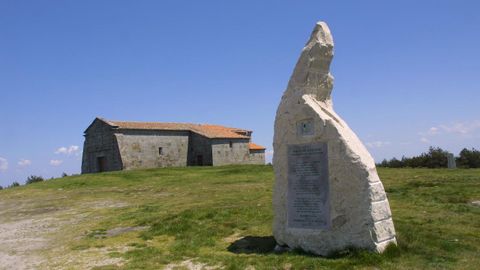 La ermita de Monte Faro marca la frontera entre las provincias de Lugo y Pontevedra.