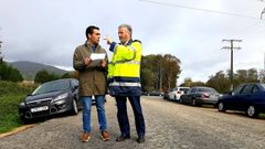 El delegado de la Xunta en Pontevedra, Luis Lpez (a la izquierda), este martes, en Caldas, donde present los aparcamientos disuasorios