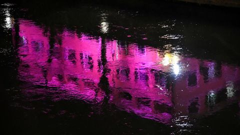 El hospital Fatebenefratelli en la isla Tiberina (Italia), reflejado sobre el ro Tevere e iluminado de color rosa en el mes que la regin de Lazio dedica a la prevencin del cncer de mama