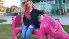 Sof�a Mercedes Haselgruber, sentada en un banco de Lal�n.