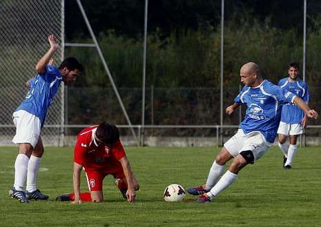 Colisi�n frontal en O Corgo.Marz�n, a la derecha, que al final s� pudo jugar el partido, en un lance del juego. 