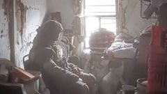 Un soldado ucraniano, en una habitación destruida en Avdivka.