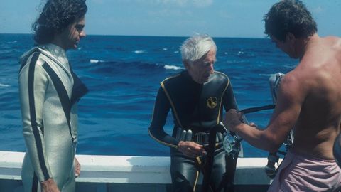 Romero (a la izquierda) con Jacques Cousteau durante su etapa en el Calypso