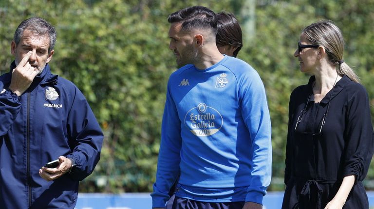 Lucas Pérez, tras el entrenamiento del domingo, junto al doctor Carlos Lariño y la consejera del club Emma Lustres