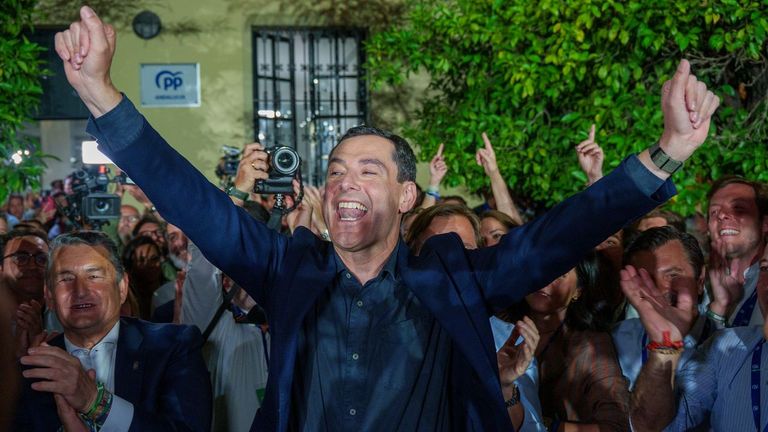 Los escándalos del PSOE alivian la presión al pacto de Juanma Moreno con Vox en Andalucía