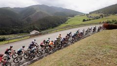  Los corredores durante la dcima novena etapa de la Vuelta disputada, este viernes, entre Tapia (Asturias) y Monforte de Lemos