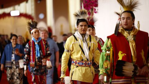 Miembros de la Nacin Osage, un pueblo nativo americano, en la alfombra roja de los scar