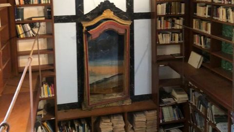Un aspecto de la biblioteca de la Fundación Belarmino Fernández Iglesias, instalada en una capilla del pazo de Ribas, en Rosende