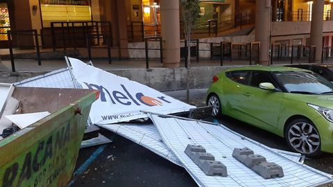 Cartel derribado por el viento en A Coruña