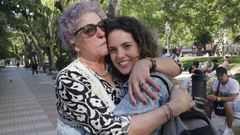 Érika abrazada a su abuela Dorinda, en el parque de San Lázaro de Ourense