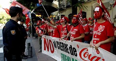 Los despedidos de la fbrica de Coca-Cola en Fuenlabrada se concentraron ante la Audiencia Nacional el da del juicio. 