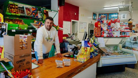Pablo Campos en la tienda de alimentacin de Rairiz de Veiga