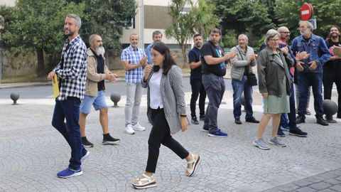 Arroxo, acompañado de su abogada, Elena Fernández, y escoltado por una decena de miembros del BNG, entrando en los juzgados de Lugo este jueves.