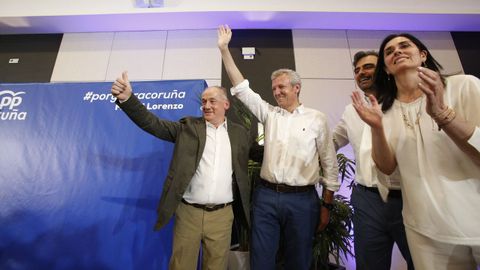 Miguel Lorenzo, a la izquierda, saluda junto al presidente de la Xunta, Alfonso Rueda, tras ser proclamado presidente local del PP de A Coruña y candidato a la alcaldía
