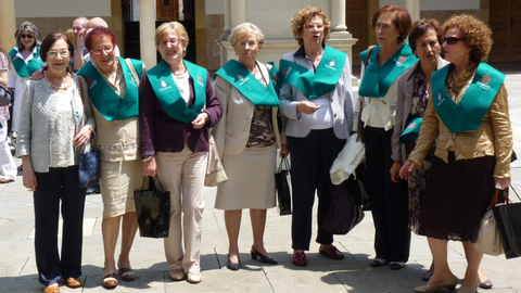 Edita Men�ndez, junto con sus compa�eras, el d�a que se gradu� en PUMUO