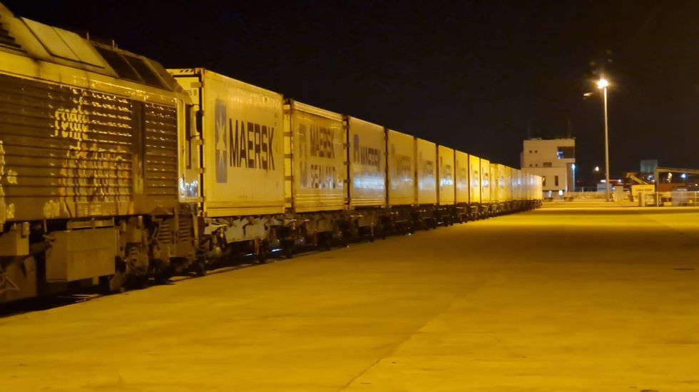 Uno de los trenes de prueba en la rada gaditana de la nueva l�nea de Mar�n a Algeciras 