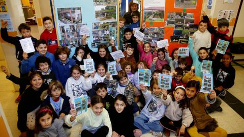 Alumnos del CEIP de Marcón con sus fichas del proyecto sobre lavaderos y lectura