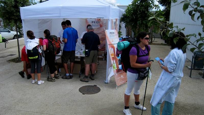 Algunos coches aparcaban con las cuatro ruedas en la acera