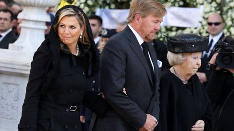 Los reyes de Holanda en el funeral