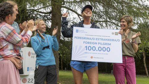 Hannah es la peregrina internacional 100.000 de este año. La estadounidense de Texas realizó el Camino Portugués en solitario y destacó la amabilidad de todos con los que se cruzó. Quería vivir esta experiencia, que califica de «espiritual», desde que empezó a estudiar español en el instituto. Casi la mitad de los peregrinos que recogieron en lo va de año su compostela son extranjeros.