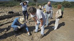 Exhumacin de una sepultura medieval en la ltima campaa arqueolgica llevada a cabo en el castro de San Lourenzo, que concuy la semana pasada