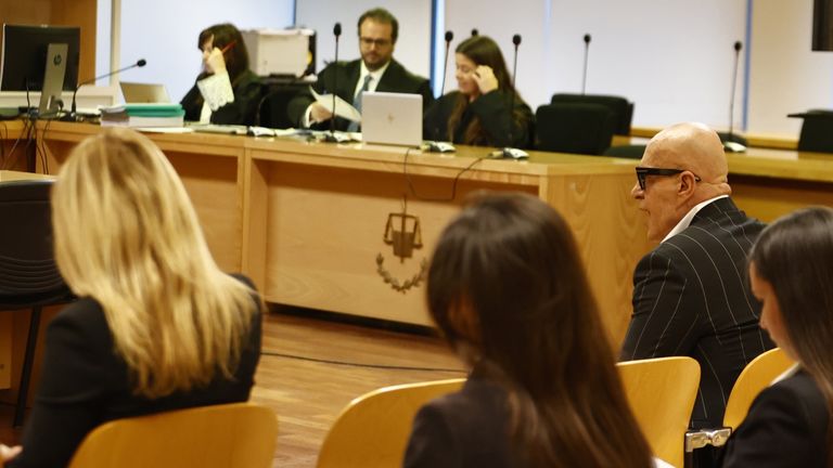 Tenso reencuentro en los juzgados entre Kiko Matamoros y Makoke