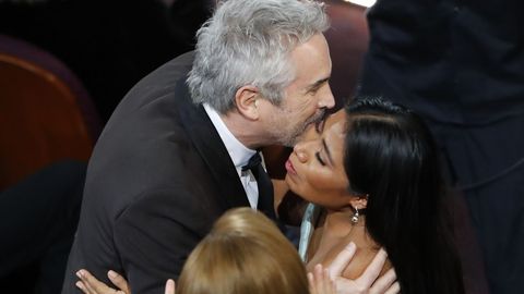 Alfonso Cuaron Y Yalitza Aparicio se abrazan despus de ganar el director el scar a la mejor fotografa