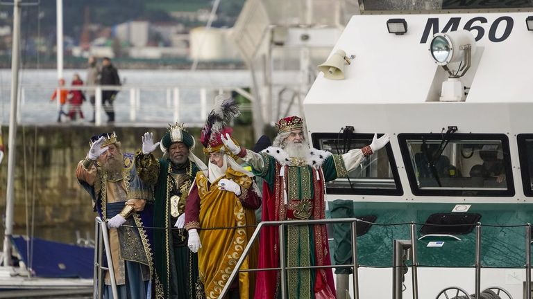 Llegada en barco de los Reyes Magos al puerto deportivo de Gijón