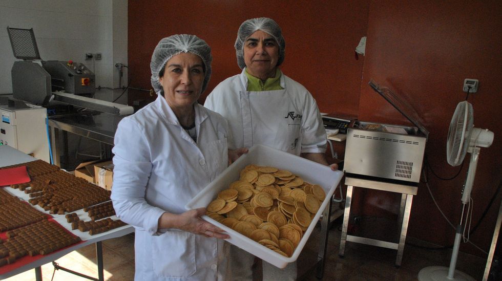 Nélida Sobrado y Ana Ledo, en el obrador de Taboada del que salen las galletas Xianas