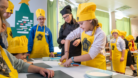 Alumnos del CRA Les Mari�es durante el taller de Escuela de Chefs, una iniciativa de Alimerka
