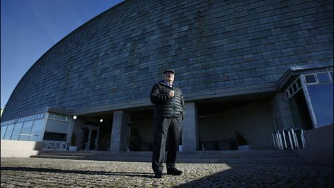 Ramón Núñez en una de las caras más populares de la Domus, su fachada, ideada por el nipón Arata Isozaki