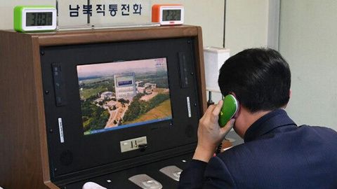 n funcionario comprueba la lnea directa intercoreana instalada en la Zona de Seguridad Conjunta en la localidad fronteriza de Panmunjom