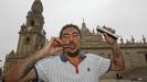 Pasión por la armónica y el Obradoiro. El armonicista Marcos Coll, afincado en Berlín, vuelve a su ciudad, donde el día 31 tocará en el TradFest. Con orgullo muestra su brazo: «Un amigo tatuador probó conmigo. Yo estaba viendo un partido del Obra y no dudé con el dibujo»