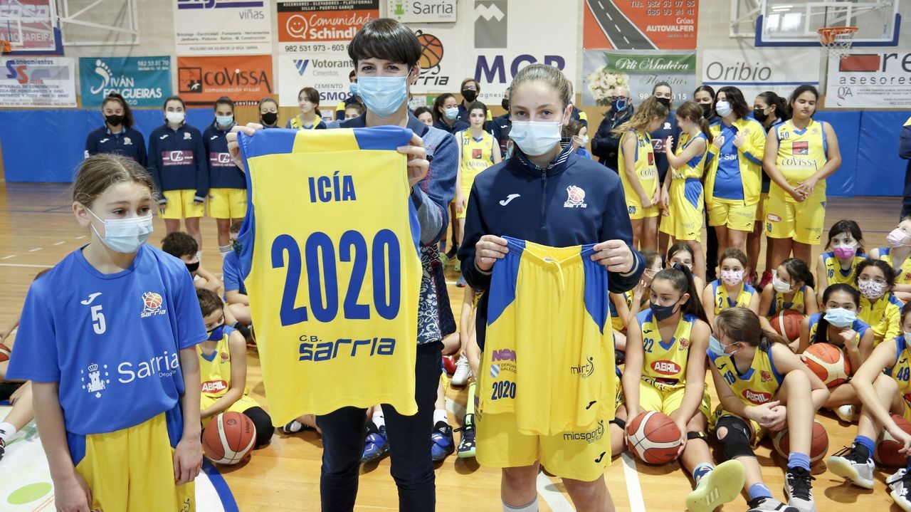 Ana Pontn asiste a un entrenamiento del CB Sarria de baloncesto