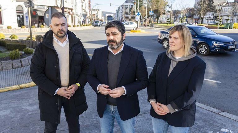 El diputado Roberto Rodríguez, junto a la portavoz del PP de Melide, Dalia García
